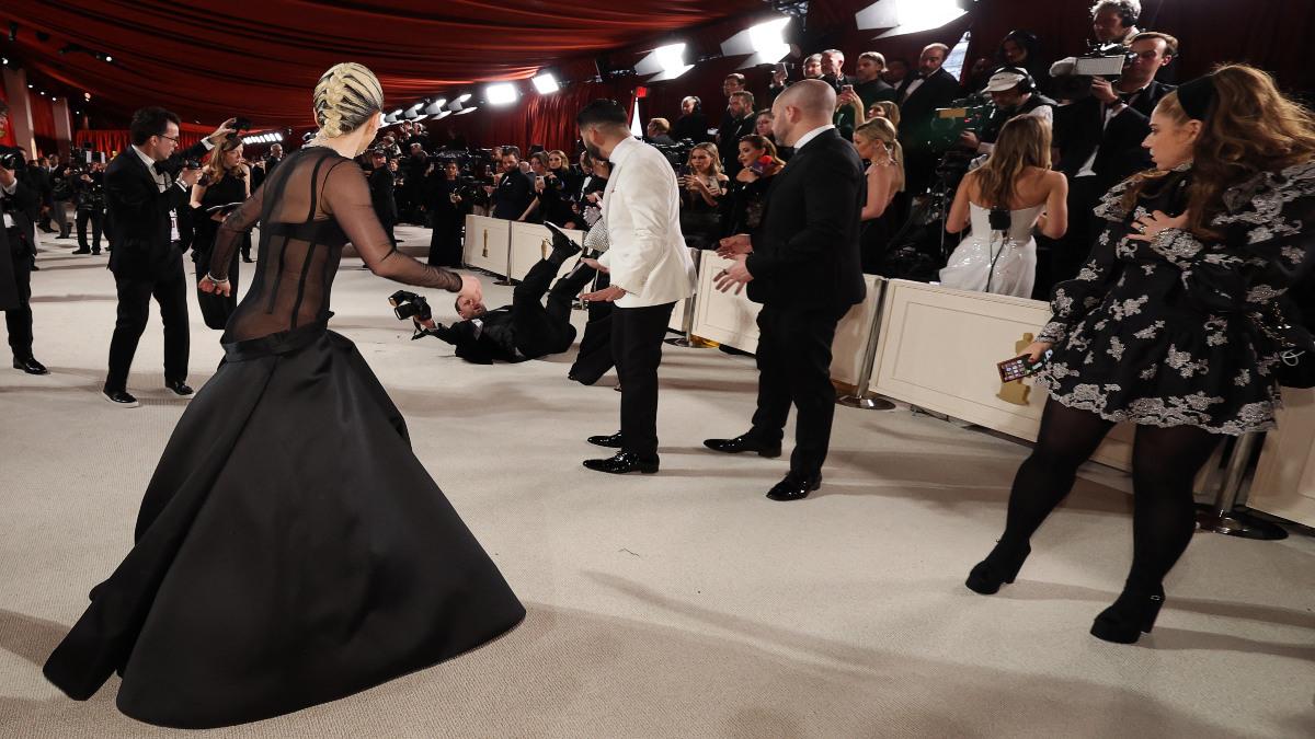 Lady Gaga fue una heroína sin capa al ayudar a un fotógrafo que se tropezó con la alfombra champán. La cantante fue muy elogiada en las redes sociales por su noble gesto. 