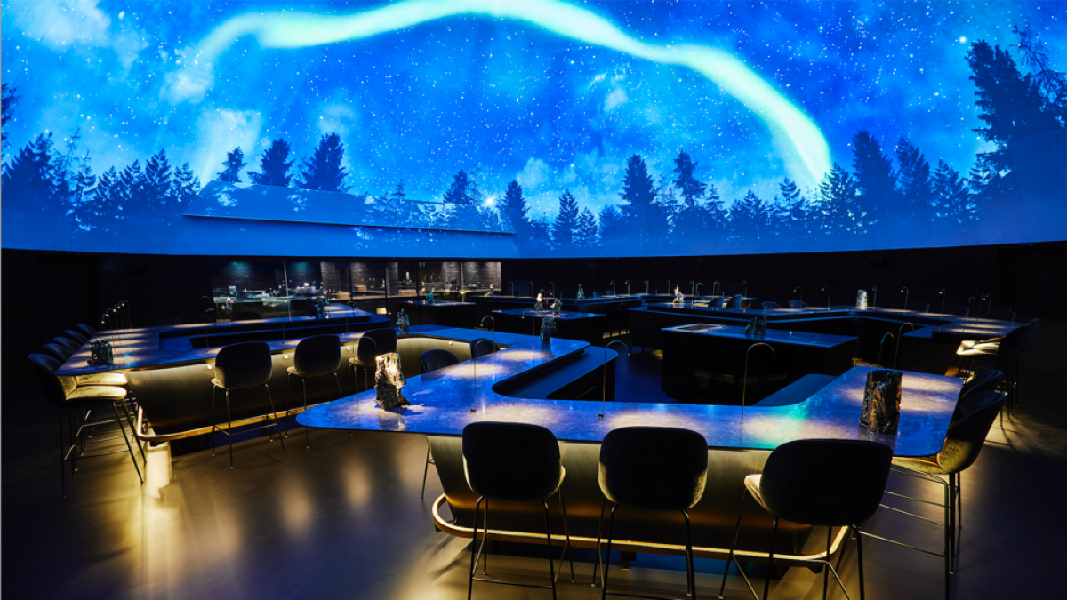 8. Alchemist es un restaurante ubicado en Copenhague, Dinamarca, conocido por su enfoque innovador en la gastronomía y su experiencia culinaria multisensorial. Dirigido por el chef Rasmus Munk, el restaurante ofrece un menú de degustación de varias etapas que combina técnicas culinarias modernas con elementos de teatro y performance. Con una decoración única y un ambiente teatral, Alchemist ofrece a sus comensales una experiencia gastronómica única que desafía las convenciones tradicionales de la cocina y la restauración.