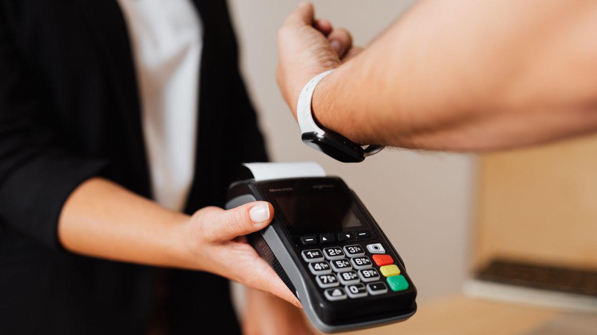 Además de las compras en tiendas físicas y aplicaciones, Apple Pay facilita los pagos seguros en línea. Con tan solo un toque, los usuarios pueden finalizar sus compras en comercios electrónicos sin tener que ingresar manualmente la información de su tarjeta en cada sitio web