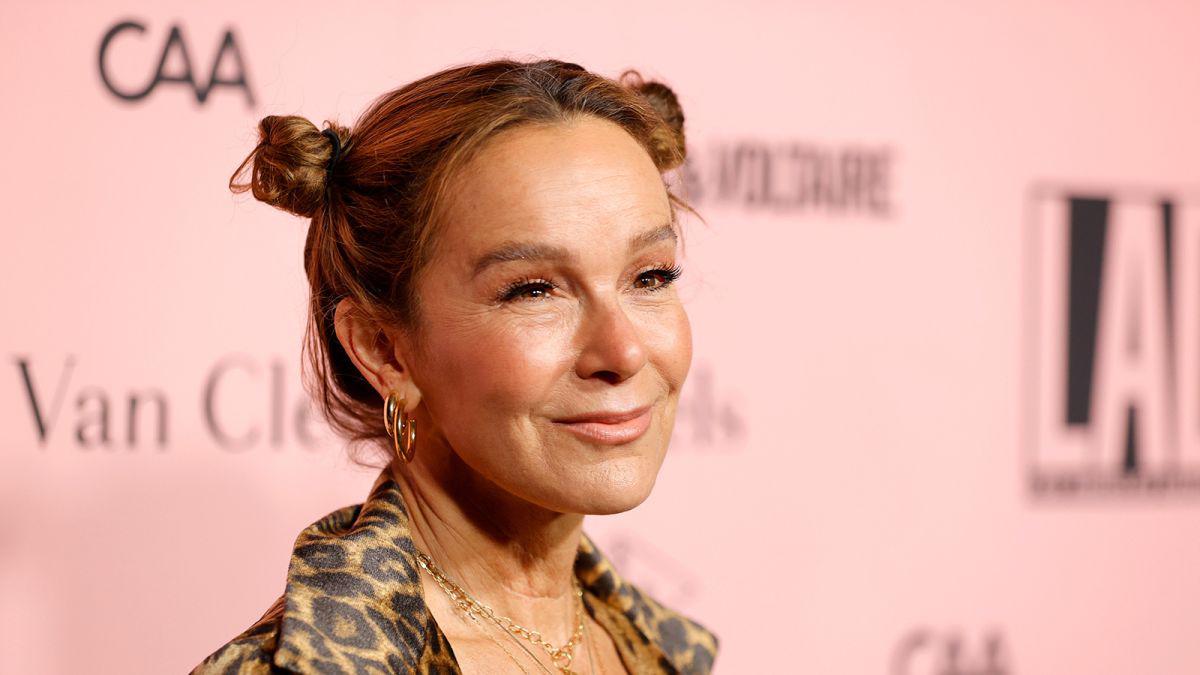 Jennifer Grey. Por someterse a muchas operaciones plásticas, la actriz fue perdiendo su encanto y belleza y Hollywood se olvidó de ella.