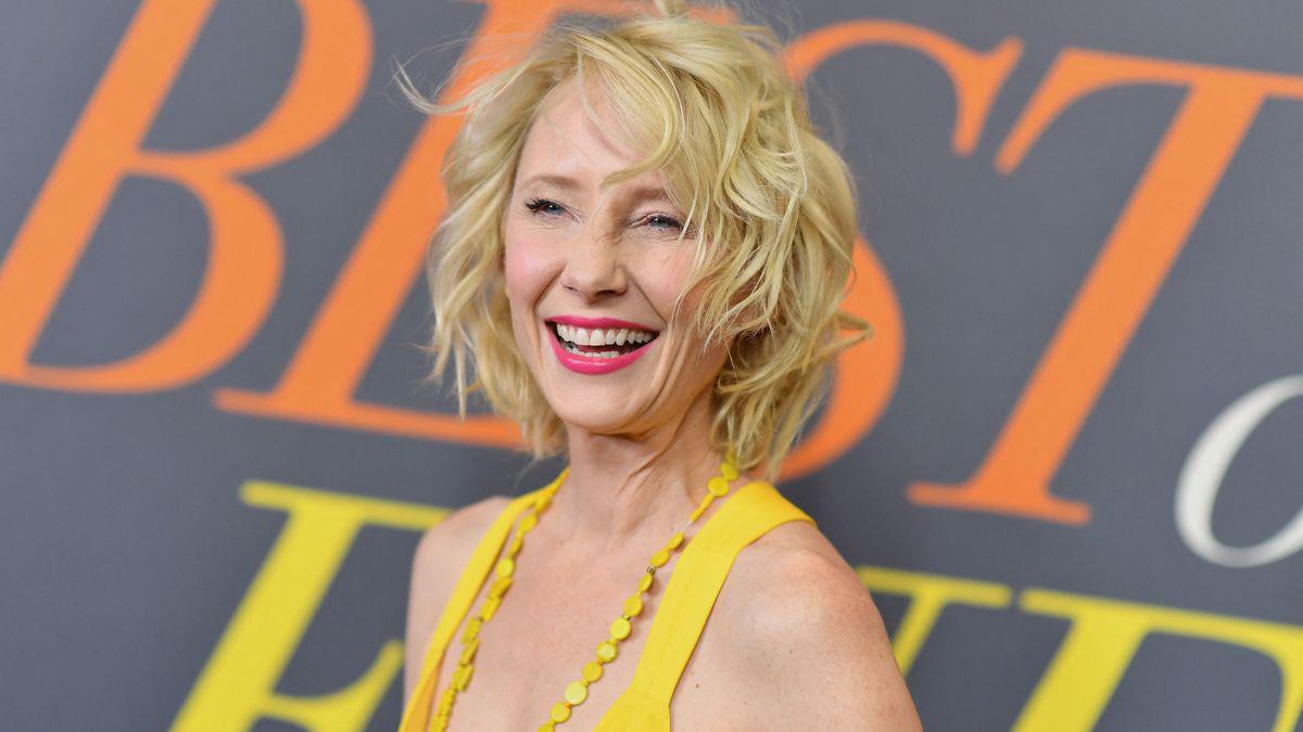 Después de permanecer en coma por varios días, el 14 de agosto Anne Heche falleció a los 53 años. La actriz se vio involucrada en un accidente automovilístico el pasado 5 de agosto, en donde su vehículo salió de la autopista, impactó contra una casa y se incendió. Un representante de la familia informó que la intérprete sufrió una herida anóxica cerebral.