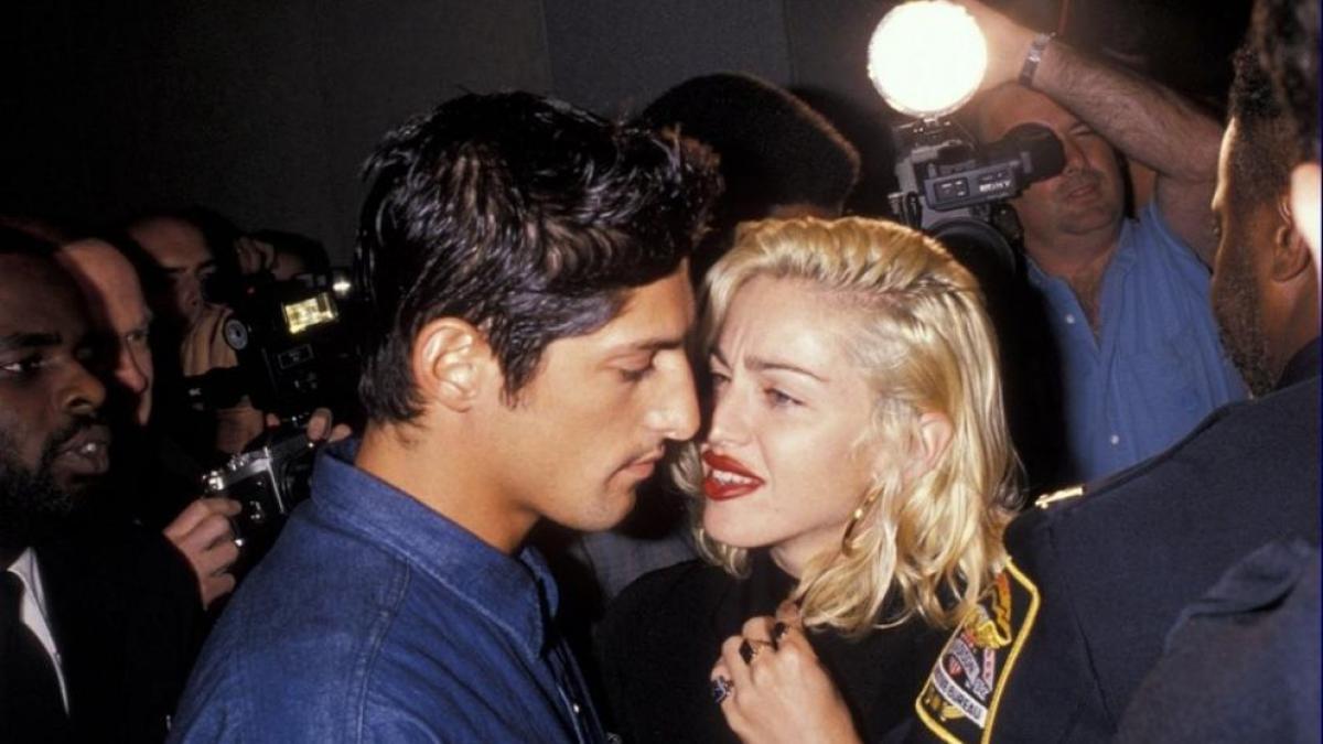 A comienzos de los 90 Madonna tuvo un sonado romance con el modelo Tony Ward, quien incluso apareció en algunos videos de la diva y en la portada de su controversial libro <i>Sex.</i>