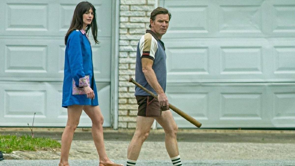 Detrás de las sonrisas del suburbio, Anne se convierte en la primera en sospechar que algo no cuadra.