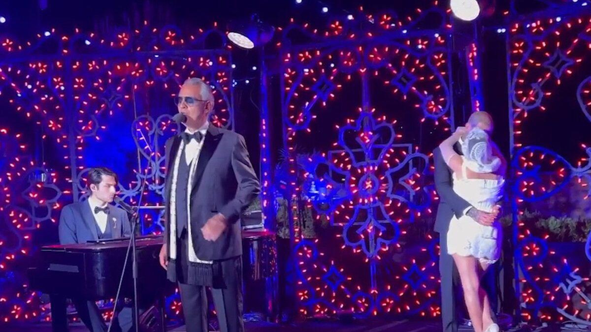 Kourtney y Travis escogieron “Can’t Help Falling in Love” para su primer baile como esposos, interpretada por nada más que Andrea Bocelli.
