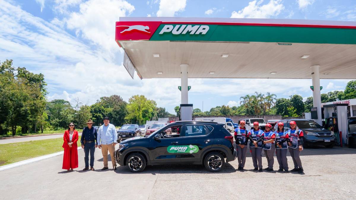 Armando Mendoza, ganador del tercer sorteo, recibió oficialmente su KIA Sonet en la estación Puma Bella Vista, ubicada en Santa Cruz de Yojoa, Cortés.