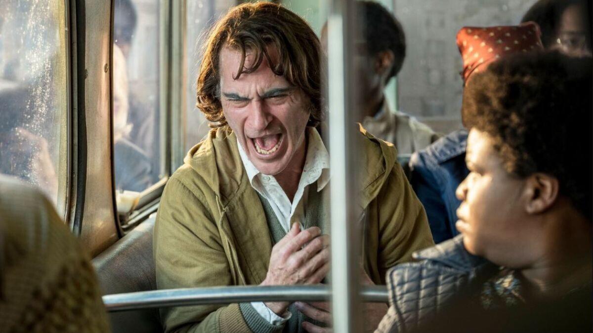 Naturalmente, Joaquin Phoenix, quien fue galardonado con el Óscar a mejor actor por su interpretación en la entrega original, retoma el papel del príncipe payaso del crimen. 