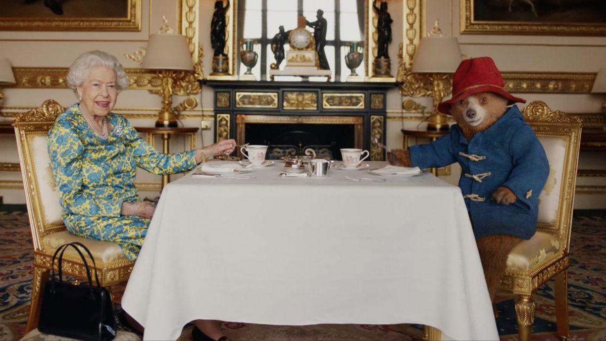 Oso PaddingtonEl pequeño oso británico tomó el té con la real reina de Inglaterra pocos meses antes de su muerte. En el corto, el osito Paddington se despidió de su Majestad con un “Gracias, Señora, por todo”. Demasiado motivo, ¿no? 