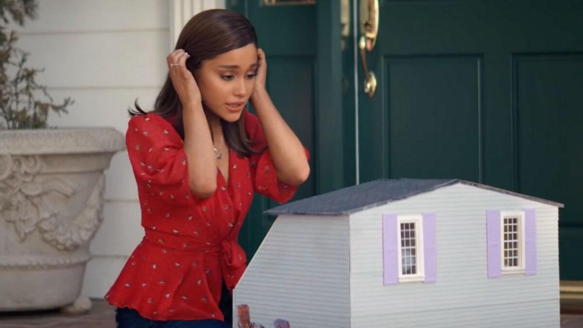 Ariana Grande es muy fanática de la película, incluso la incluyó en su video de “thank u, next”. “Veía esta película todas las noches antes de acostarme (y todavía lo hago a veces, especialmente cuando estoy triste). Y por a veces, literalmente me refiero a todas las noches todavía”, alegó la cantante en Instagram.