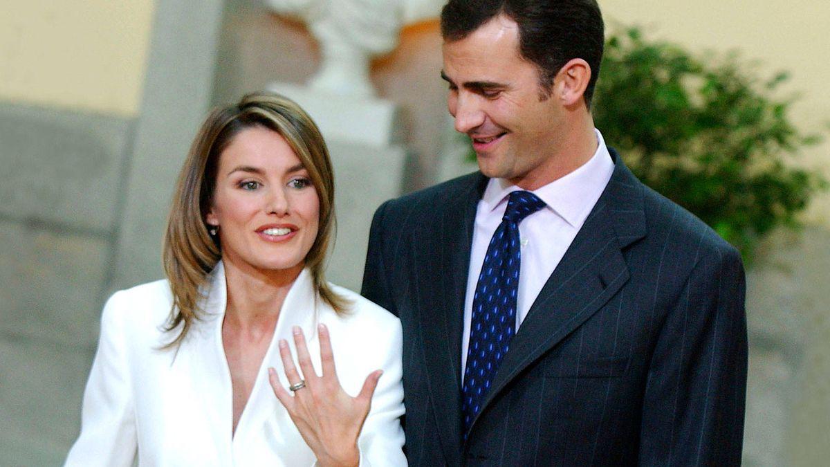 El 1 de noviembre de 2003, la Casa Real anunció oficialmente su compromiso, a los cinco días realizaron la pedida de mano en el Palacio de El Pardo, donde Letizia lució un hermoso vestido de Armani. 