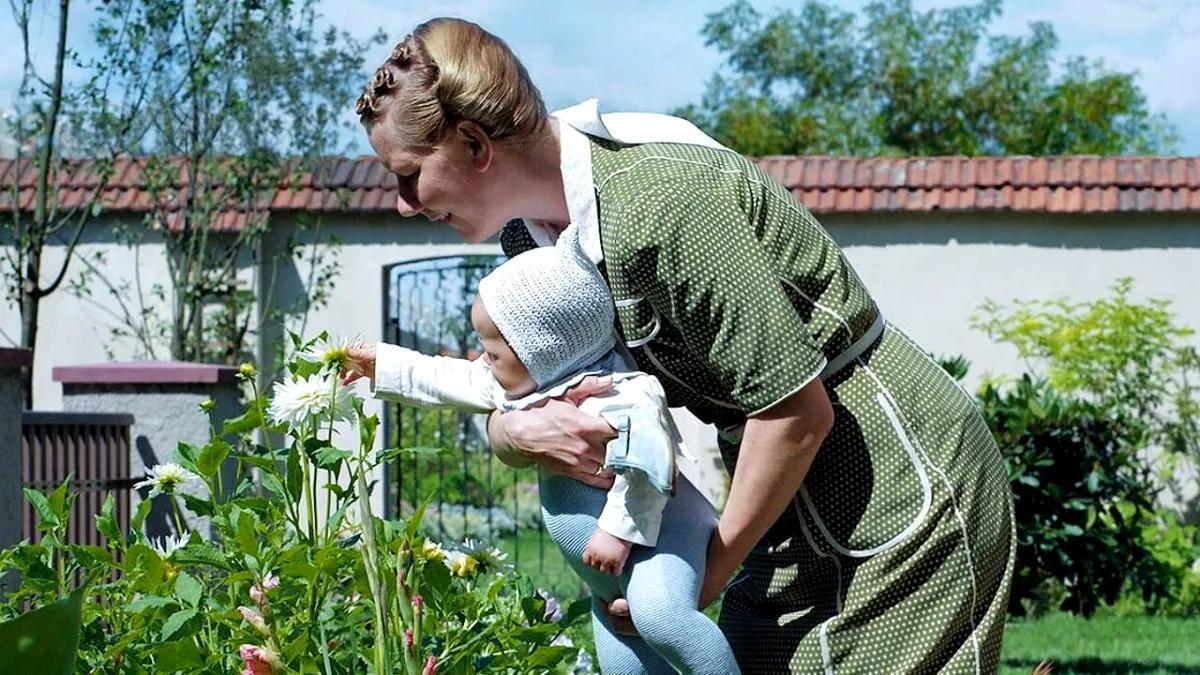 10. THE ZONE OF INTEREST. Una película sobre el Holocausto como ninguna otra. El angustiante drama de Jonathan Glazer mantiene los horrores de Auschwitz en la periferia, tanto visual como auditiva. Y examina la indiferencia y banalidad de los comandantes del campo y sus familias. El resultado es una meditación poco ortodoxa e inolvidable que se inclina a ganar como mejor película internacional.