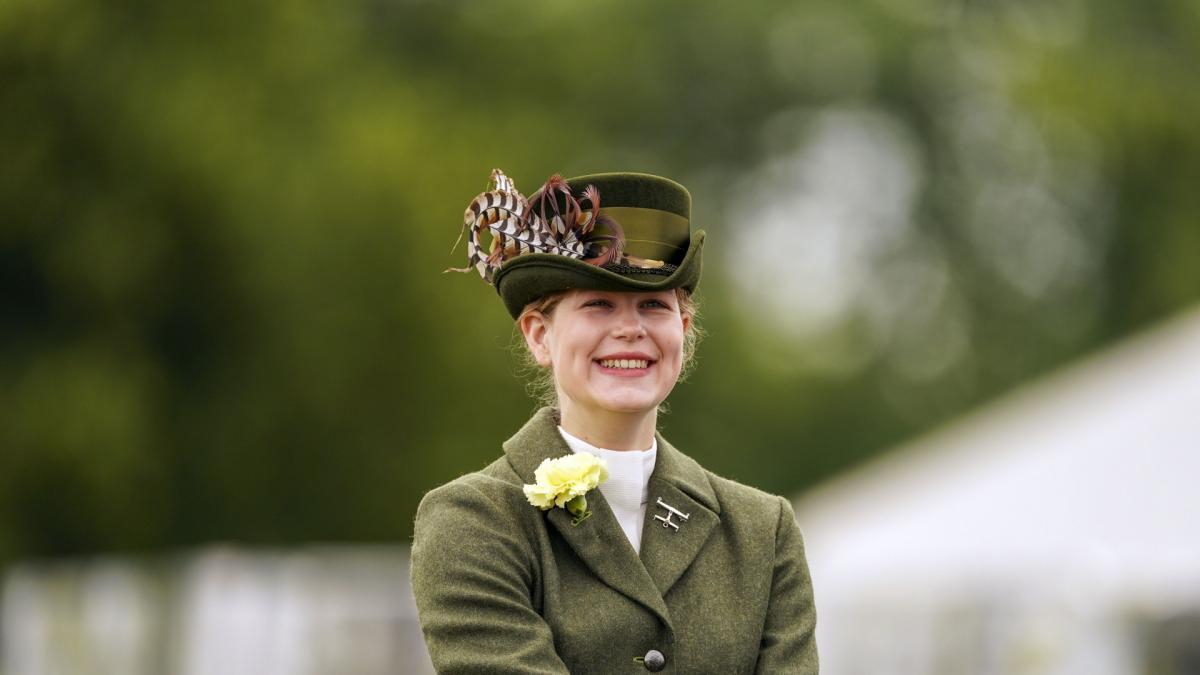 A él le sigue su hermana mayor, Lady Louise Mountbatten-Windsor, quien es la decimoquinta en la línea de sucesión. 