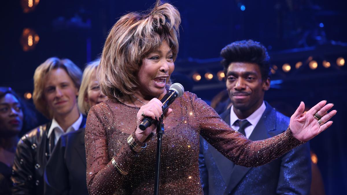 <i><b>Miedo a ser disparada</b></i>En una ocasión, llenaron de disparos el carro de su amiga Rhonda y la casa de la propia Tina , todo esto fue producto de que Ike Turner contrató a unos matones para realizar el trabajo sucio y abrir fuego contra la cantante, Tina tuvo que pasar toda una noche dentro de un cloaset con temor a ser asesinada.