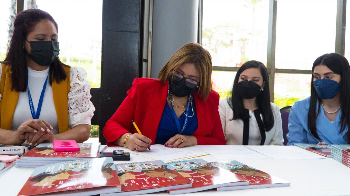 Fundación Profuturo entrega libros de emprendimiento a Sub Dirección General de Educación Media de la Secretaría de Educación