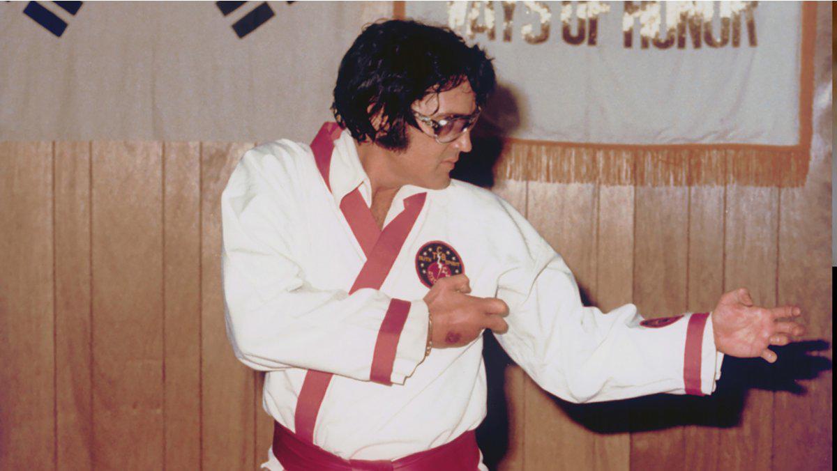 5. Practicaba karate y alcanzó el rango de cinturón negro, lo que a menudo influía en sus movimientos en el escenario.