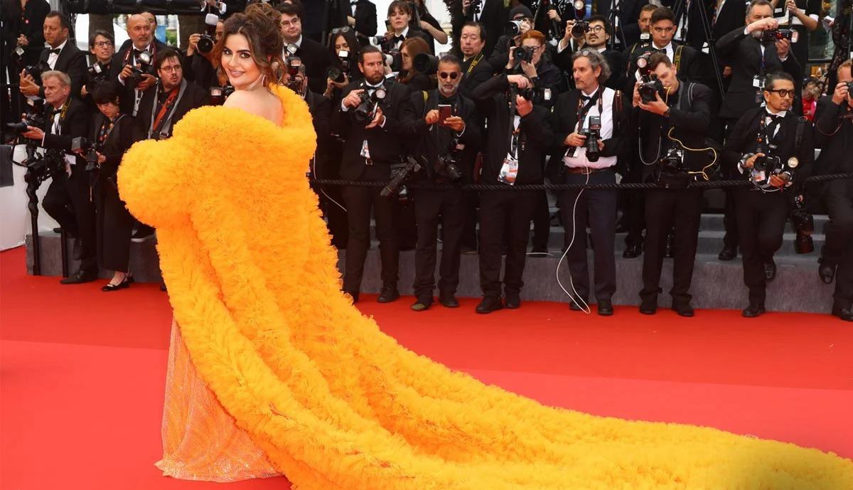 Deepti Sadhwani, lució un vestido naranja. El vestido de campana presentaba detalles de encaje, una blusa con corsé y medias hasta los muslos para darle ese factor extra de glamour.