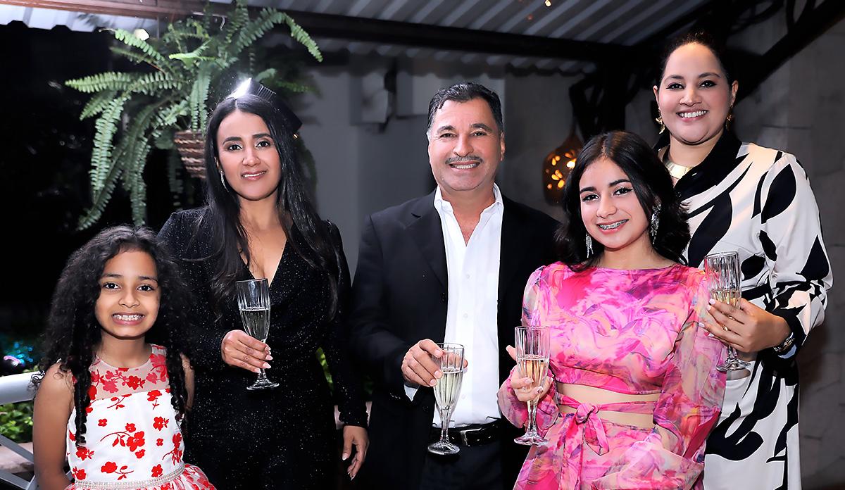 Mía, Celeste, Silvia, Marco Tulio, Adriana y Andrea Hernández 