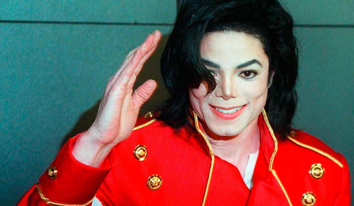 Aquí se desvelan aspectos íntimos de la vida de Michael Jackson, gracias a las revelaciones de su exguardaespaldas, Matt Fiddes tras una entrevista en el podcast ‘<a rel="nofollow" href="https://podcasts.apple.com/gb/podcast/did-your-kids-sleep-with-michael-jackson-michael/id1475301177?i=1000657130540">Stripping Off With Matt Haycox</a>’. Estas revelaciones ofrecen una visión más profunda de la vida personal y las presiones que enfrentó el icónico “Rey del Pop”.