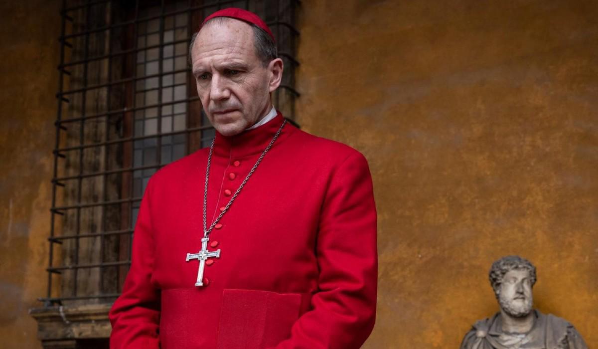 “Cónclave” nos sumerge en el misterioso y reservado proceso de elección de un nuevo Papa tras la muerte del pontífice anterior. La historia sigue al Cardenal Lomeli (interpretado por Ralph Fiennes), quien, como Decano del Colegio Cardenalicio, debe supervisar el cónclave.