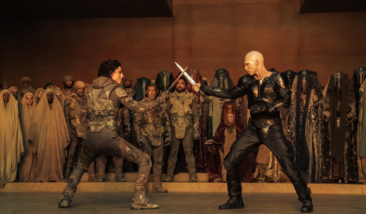 Entre las nuevas incorporaciones al elenco se encuentran Florence Pugh como la Princesa Irulan, hija del Emperador Shaddam IV, cuyo papel será crucial en la intriga política que rodea a Arrakis. Austin Butler como Feyd-Rautha Harkonnen, sobrino del Barón Harkonnen, cuya ambición y astucia lo convierten en un formidable adversario. Y Christopher Walken como el Emperador Shaddam IV, el gobernante del universo conocido, cuya influencia y decisiones tienen un impacto directo en el destino de Arrakis.