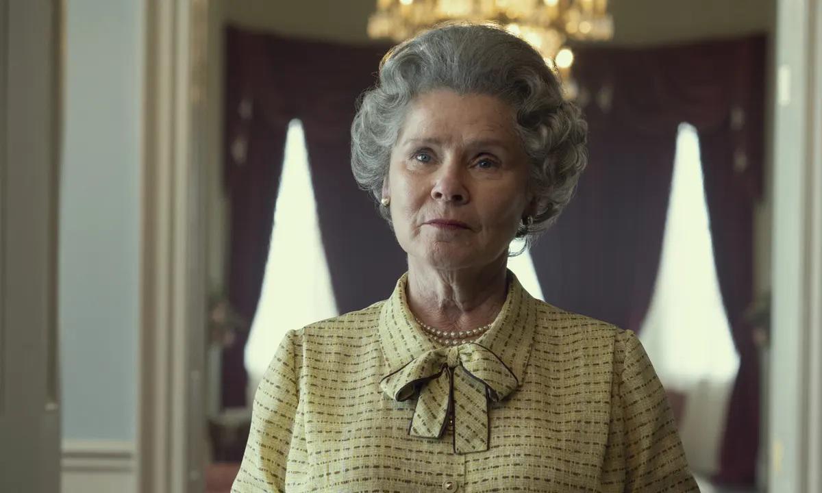 Ya esta lista la sexta temporada de The Crown y en ella, tras el doloroso fallecimiento de su madre, el príncipe Guillermo se esfuerza por recuperar cierta normalidad en su vida como estudiante en Eton. Mientras tanto, la monarquía británica se enfrenta a desafíos en medio de una opinión pública exigente.