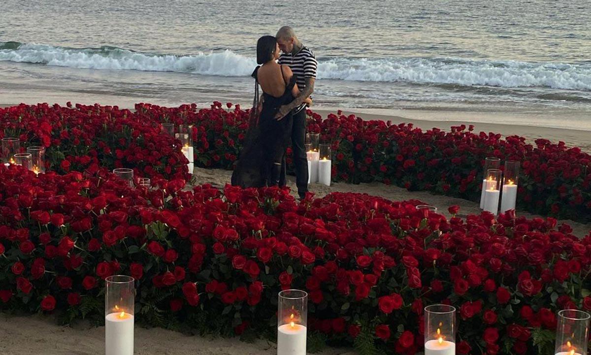 CompromisoEn octubre de 2021, Travis le pidió matrimonio a su amada en la playa, rodeados de rosas. ¡Qué romántico!