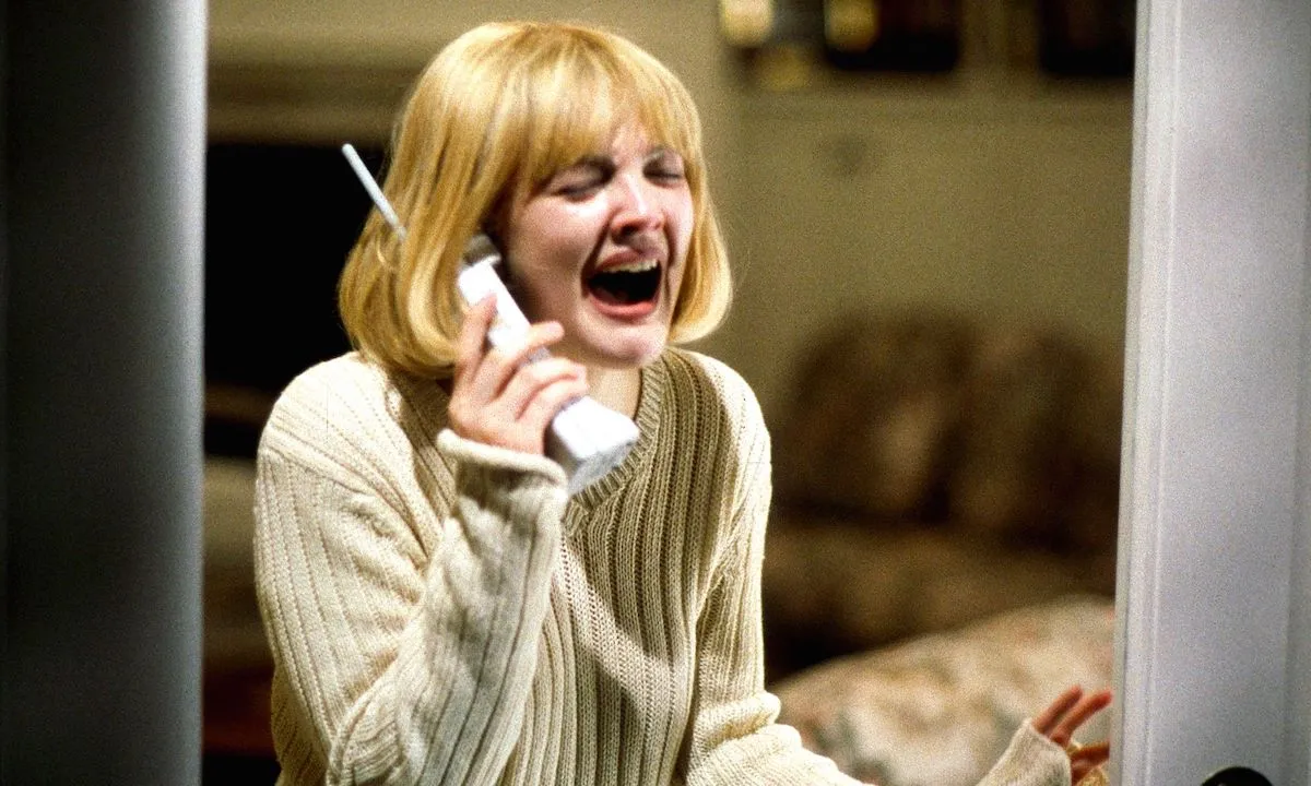 <b>8. Drew Barrymore</b>“Scream”, Drew Barrymore realiza un giro sorprendente, desafiando las expectativas del público al no ser la protagonista principal. Su actuación inicial recuerda a “Psicosis” y se destaca como uno de los momentos más memorables de la película. Además, debemos reconocer su papel en la adaptación cinematográfica de “Ojos de Fuego” de Stephen King.