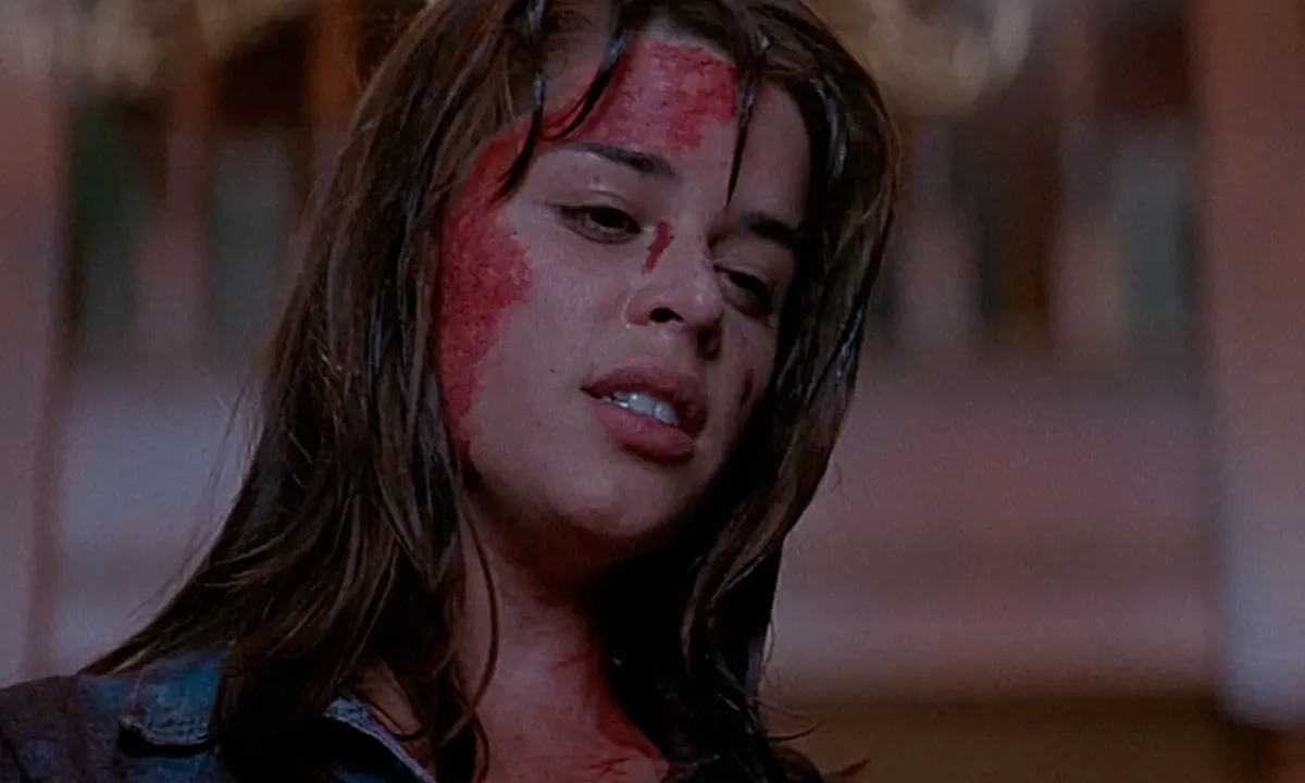 <b>2. Neve Campbell</b>Campbell, la destacada protagonista de cuatro entregas de la franquicia Scream, es el eje central de este icónico mundo del terror. Toda la trama gira en torno a su lucha contra el asesino en serie, consolidando su papel fundamental en la historia de Scream.