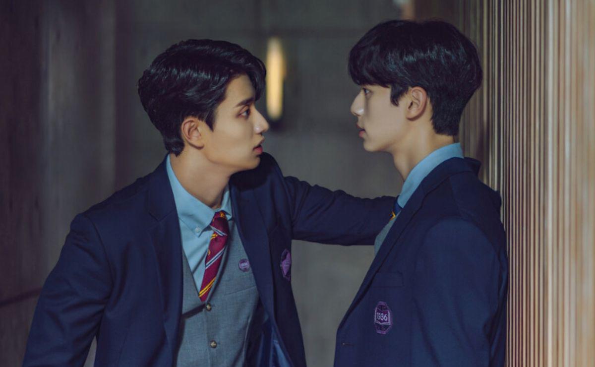 El k-drama presenta una nueva generación de talentos coreanos en su elenco principal. Roh Jeong-eui lidera la serie como Jung Jae-i, la estudiante más destacada de Jooshin High School, conocida como la reina del campus. Lee Chae-min le sigue interpretando a Kang Ha, un estudiante becado que desafía el sistema elitista de la escuela. Kim Jae-won encarna a Kim Ri-an, el novio de Jae-i y líder supremo de la institución. Completando el elenco principal, Chi Hae-won y Lee Won-jeong dan vida a Yoon He-ra y Lee Woo-jin respectivamente, dos de los estudiantes más populares en esta exclusiva academia donde se desarrolla la trama.