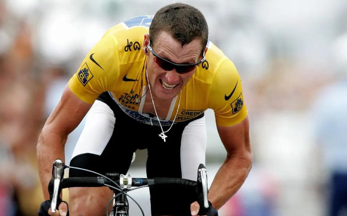 Comenzamos con Lance Armstrong. El reconocido ciclista tuvo fuertes consecuencias por haber admitido que consumió sustancias ilegales para poder tener mejor rendimiento en el campeonato de Francia. Nike rescindió su contrato con él en 2012. Armstrong tuvo una pérdida de 150 millones en patrocinios.