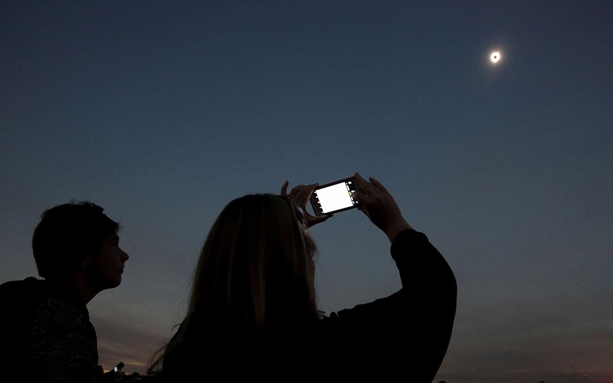 ¿Cuál es el riesgo de ver un eclipse solar sin protección?