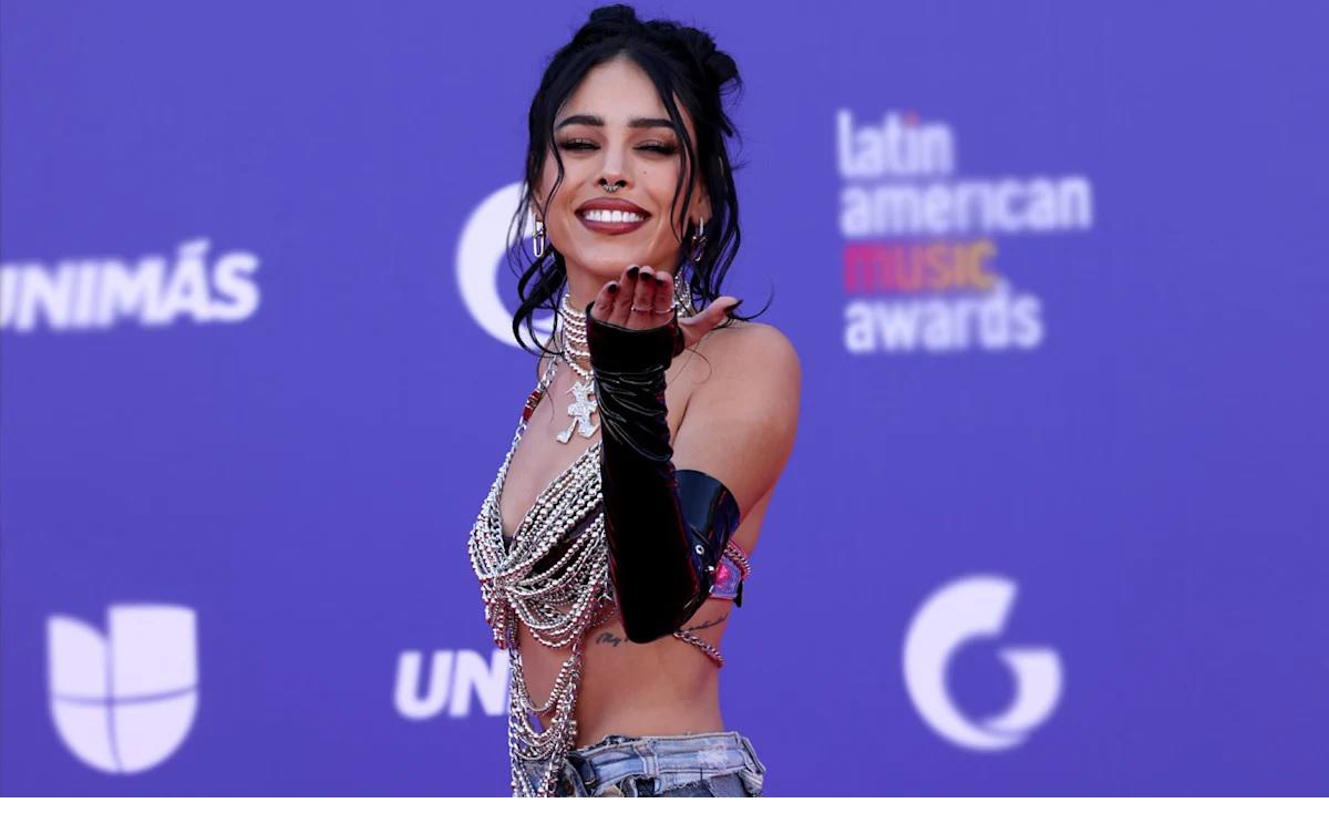 El arriesgado look futurista de Danna fue complementado con guantes de ópera, botas peep toe y piercings
