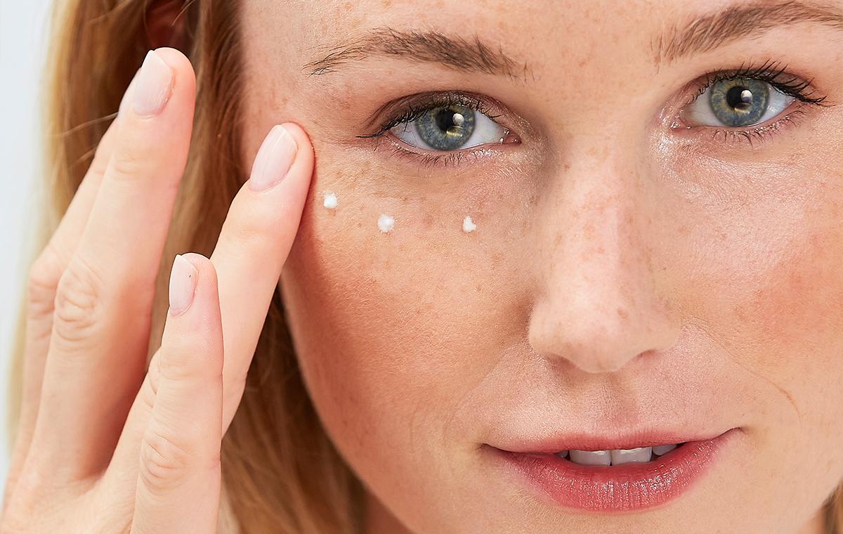 Contorno de ojo.Aplica este pequeño producto para ojos que ayudará a mantener tu mirada hidratada dándole un toque de frescura y jovialidad. 