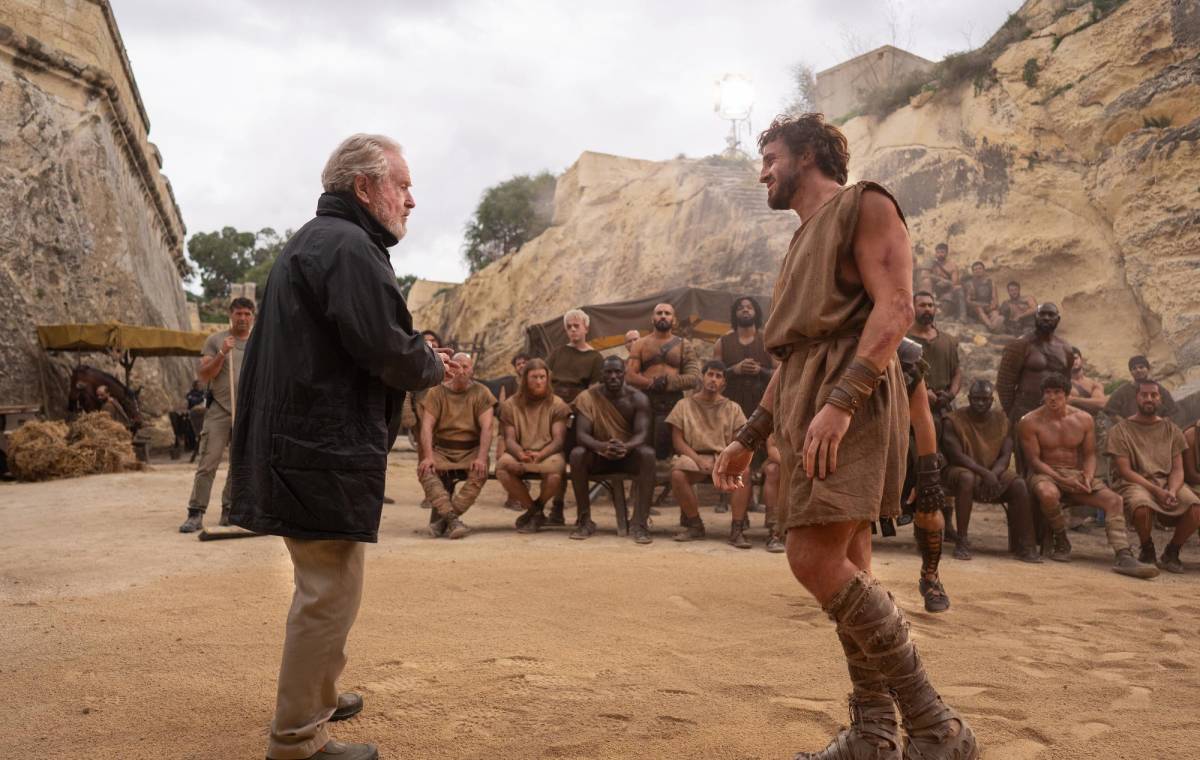 El director Ridley Scott y Paul Mescal en el set de Gladiator II