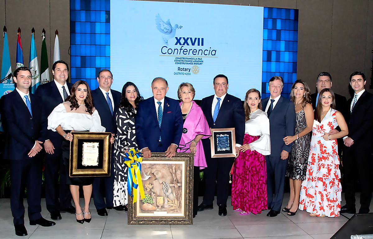 Juan Carlos Sikaffy, Roberto y Tricia Matuty, Juan Carlos y Ana Sikaffy, Alberto y Nena Diaz Lobo, Alberto Diaz Marinakys, Erika Avelar, Kevin y Elena Szydel con Fernando y Andrea Quintana y Roberto Enrique Matuty.
