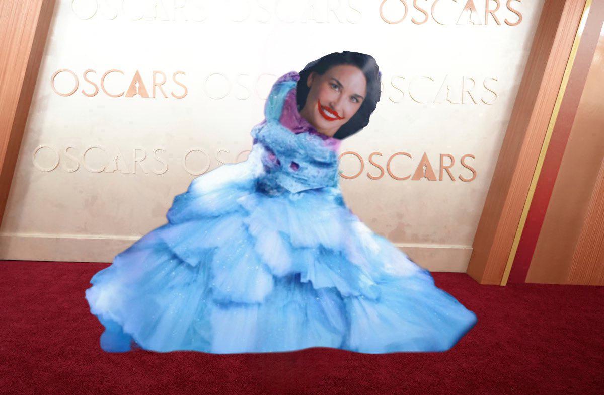 Demi Moore en la red carpet de los Oscar.