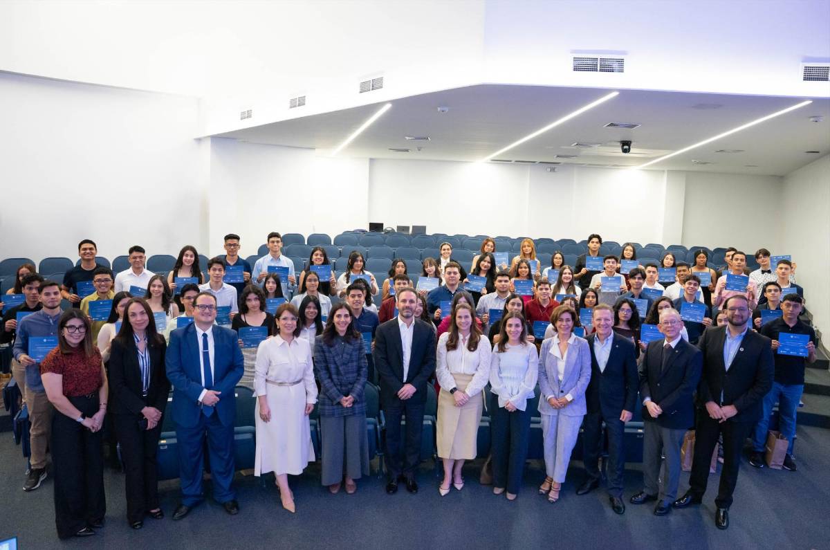 Beneficiarios del Programa de Becas Fundación Nasser–UNITEC y CEUTEC durante el acto de entrega de diplomas de la novena edición del programa.