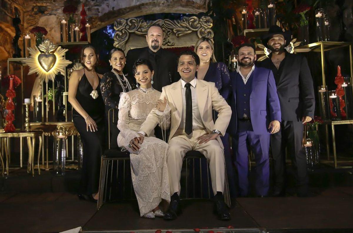 La ceremonia nos tomó a todos por sorpresa, cuando se filtraron las primeras imágenes el pasado julio. Este fue un momento de felicidad para la pareja, pero el cantante reveló que hubiera preferido que su hija no diera ese paso importante tan pronto.