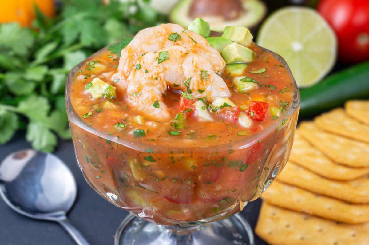 <b>Cóctel de Camarones</b>Preparación: Mezcla camarones cocidos, aguacate, cilantro, cebolla morada y tomate. Adereza con jugo de limón y salsa picante.
