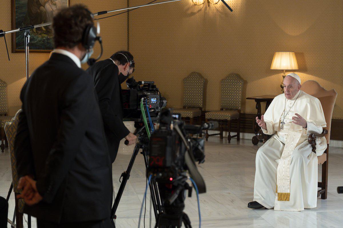 <b>Historias de una generación con el Papa Francisco (Netflix)</b>Una serie documental producida por Netflix en la que Francisco comparte reflexiones sobre el amor, los sueños, el trabajo y la lucha, junto a personas mayores de distintos continentes.Un homenaje visual a la experiencia de vida y a la mirada sabia del Papa.