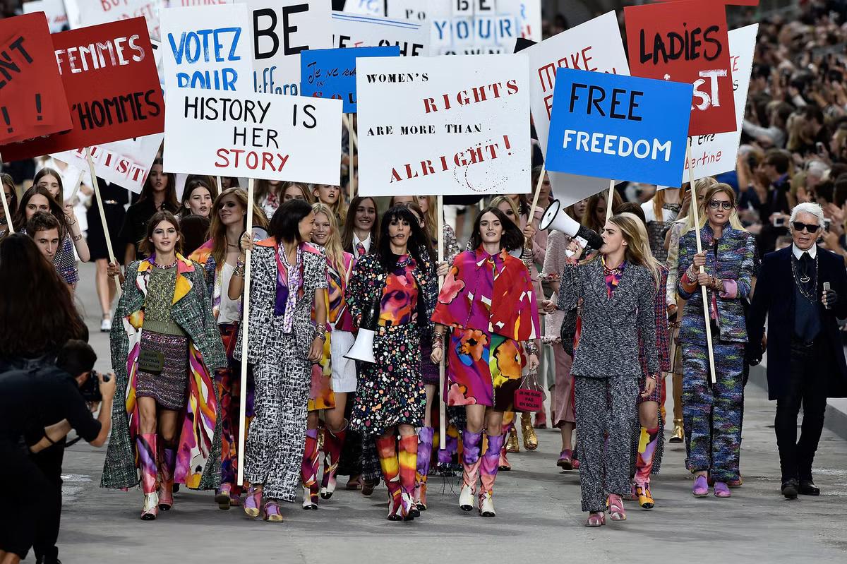 El 8 de marzo se conmemora la libertad de los derechos civiles, políticos y laborales de las mujeres; por supuesto, nada de esto pudo haber sido posible sin los movimientos feministas que se originaron desde épocas pasadas. Ahora, con el auge de la tecnología, las jóvenes y las adolescentes alzan su voz a través de las redes sociales para seguir con la lucha que garantice la protección y la igualdad de género en el mundo. Conozcamos cuáles son los nuevos movimientos digitales y en los países que surgieron. 