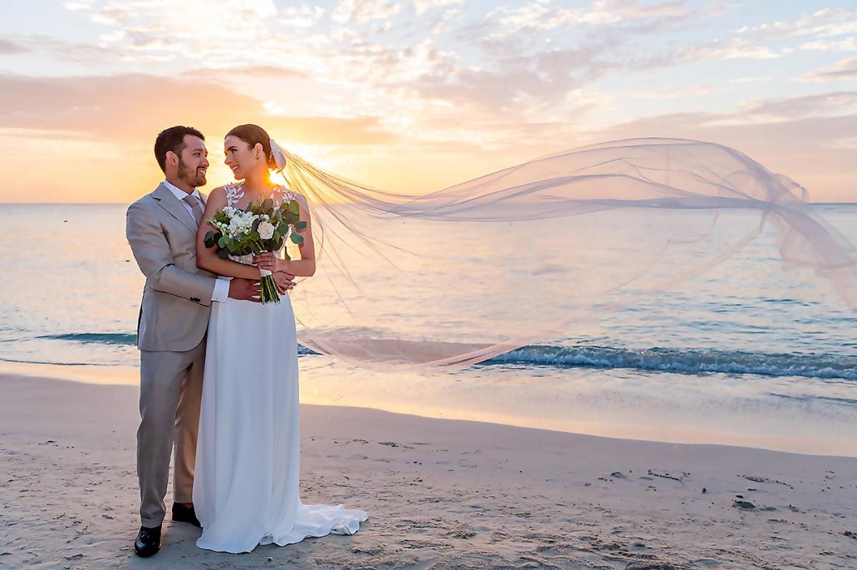 Daniel Velásquez y Stephanie Marsan se casan frente al mar Caribe