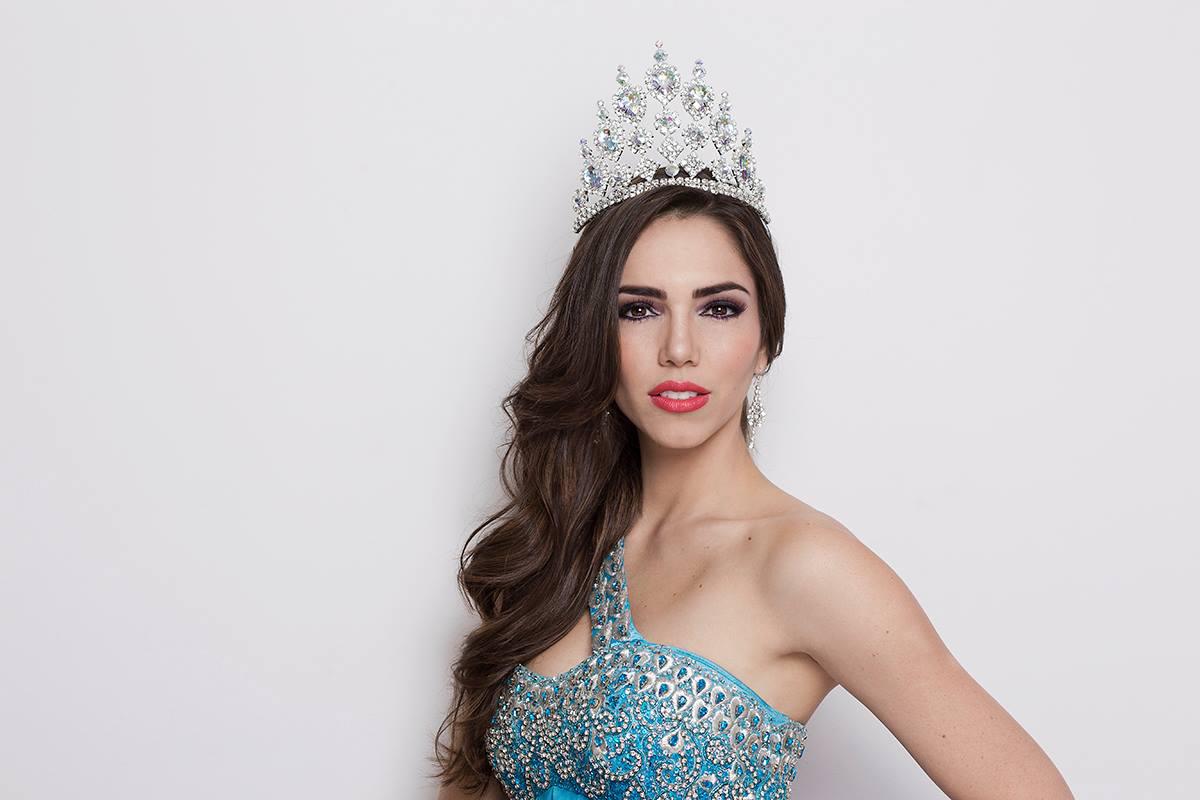 En 2014, Alejandra se coronó como Miss Earth Colombia, y compitió por el título mundial en el mismo año, quedando entre las 16 finalistas.