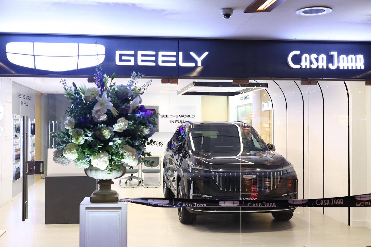 Vista de la entrada al nuevo showroom de Geely por Casa Jaar en La Galería, listo para el corte de cinta inaugural.