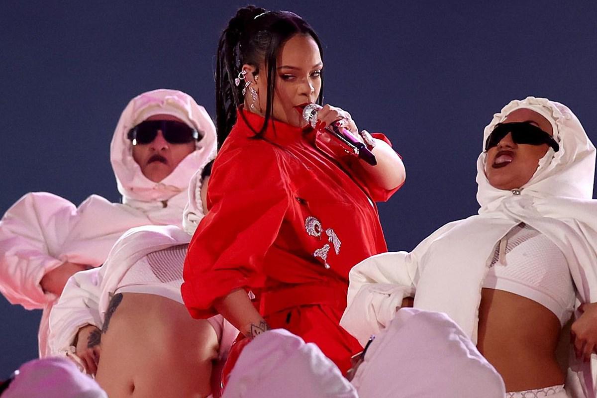 La barbadense continuó con su presentación del Super Bowl con una versión dance de Rude Boy 