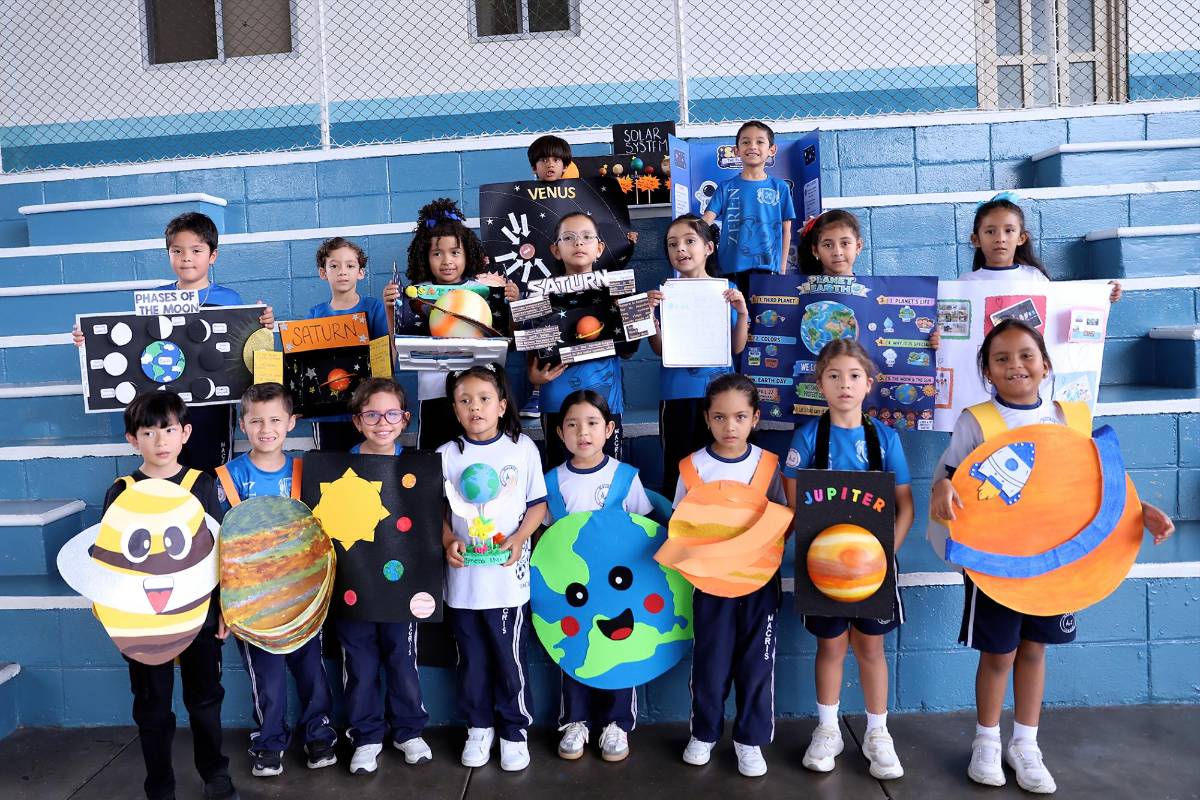 First Grade de Macris School explora el Sistema Solar