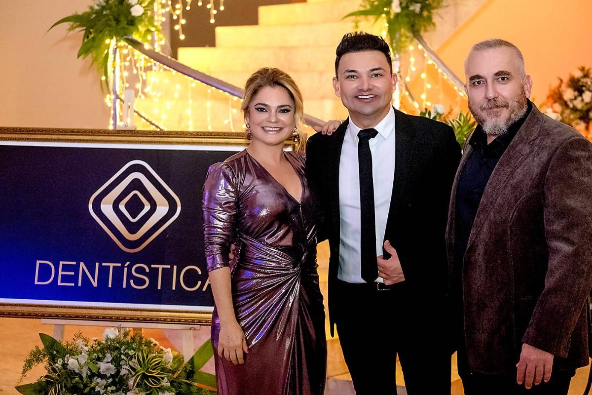 El Dr. David Linares recibe su titulación de postgrado en Dentística