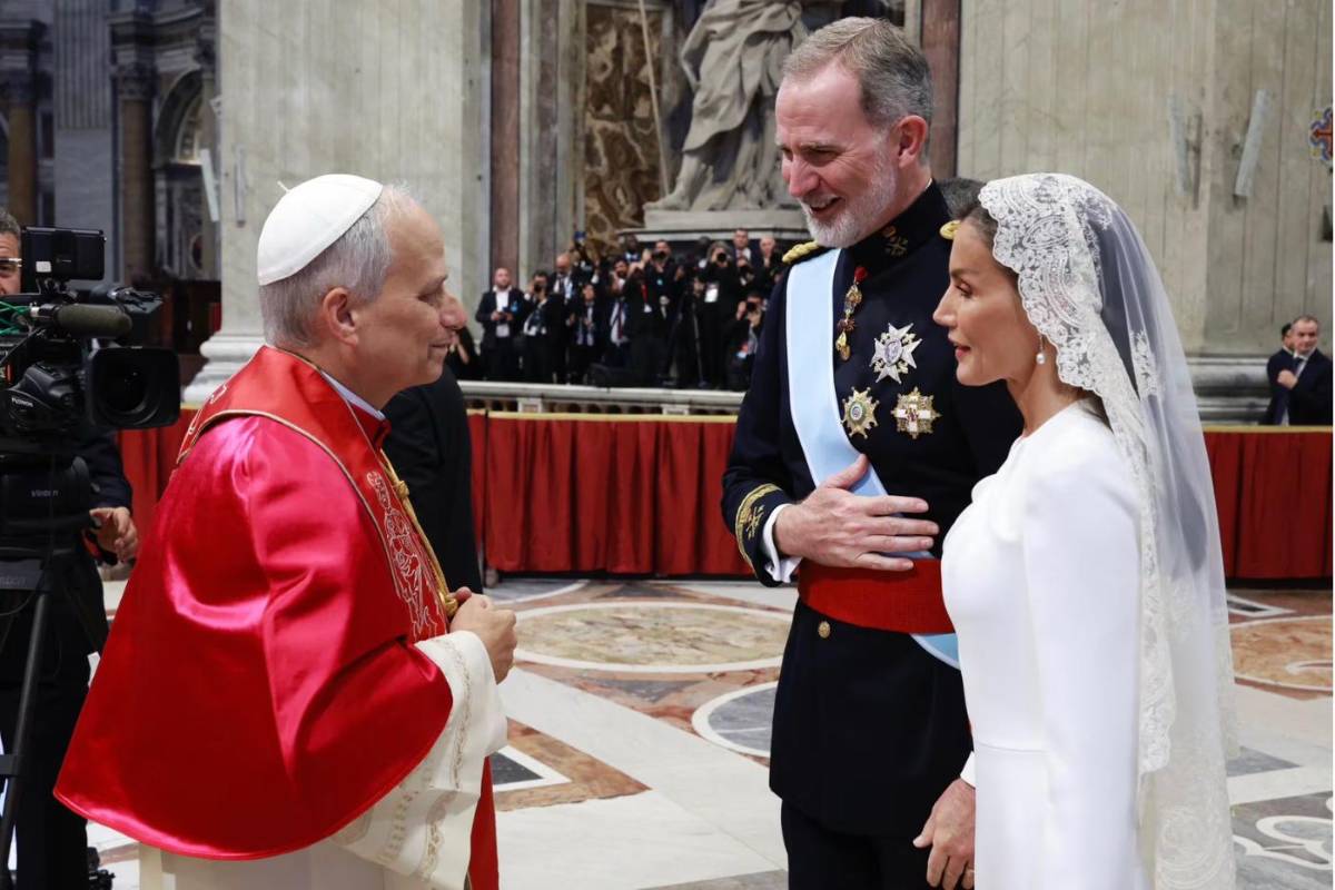 Reina de España deslumbra con vestido blanco en la misa inaugural de León XIV