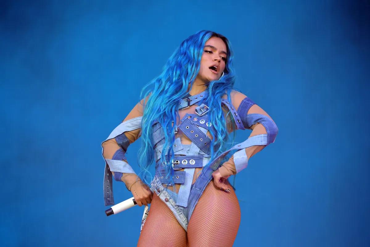 ¡Latinos en la casa! La alineación de Coachella 2022 incluyó a diversos artistas latinos, entre ellos Karol G. La colombiana encendió el escenario con su sensual y energética presentación, ganándose los aplausos y gritos de los asistentes. La Bichota invitó a DJ Tiësto y a Becky G para interpretar a dúo sus exitosas colaboraciones. Karol G terminó su show rindiendo homenaje a varios artistas latinos, cantando “Hips Don’t Lie” de Shakira, “Gasolina” de Daddy Yankee, “Conga” de Gloria Stefan, “Mi Gente” de J Balvin, “Despacito” de Luis Fonsi, y muchos más. 