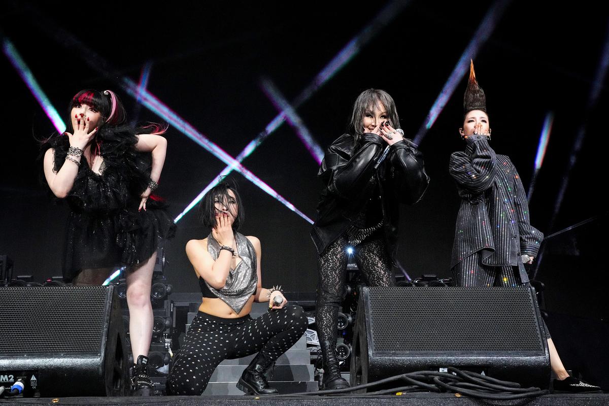 Otro de los icónicos momentos que puso de cabeza a los internautas fue el reencuentro del legendario grupo surcoreano 2NE1. La agrupación apareció en el escenario, por primera vez desde su separación en 2016, para cantar su hit “I Am The Best”. El público, tanto el presente como las personas viendo la presentación en línea, no pudo dejar de gritar “내가 제일 잘 나가 (Naega Jeil Jal Naga)” en ningún momento. 