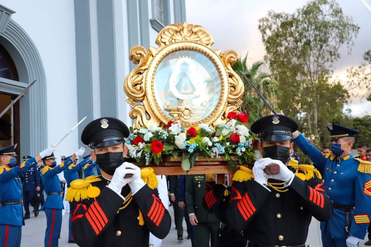 La virgen tiene conferido el grado de capitana de las Fuerzas Armadas de Honduras.